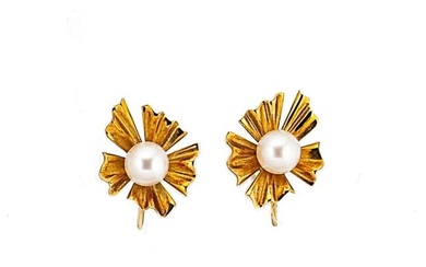 Mikimoto - A pair of pearl ear studs