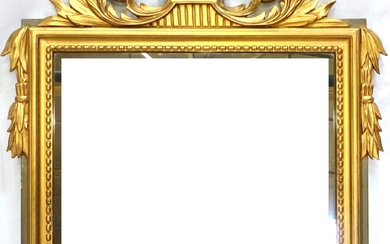 Miroir rectangulaire de style Louis XVI en bois sculpté, stuqué et doré, à décor de...