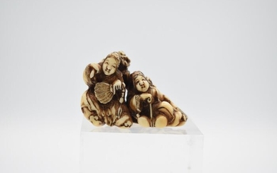 Netsuke, two ladies of the Japanese court carrying a basket of flowers on their backs and a fan - Ivory - Signed Shōunsai 升雲斎 - Japan - 19th century