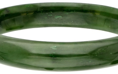 No Reserve - Jade bangle bracelet with 14K yellow gold closure and hinge.