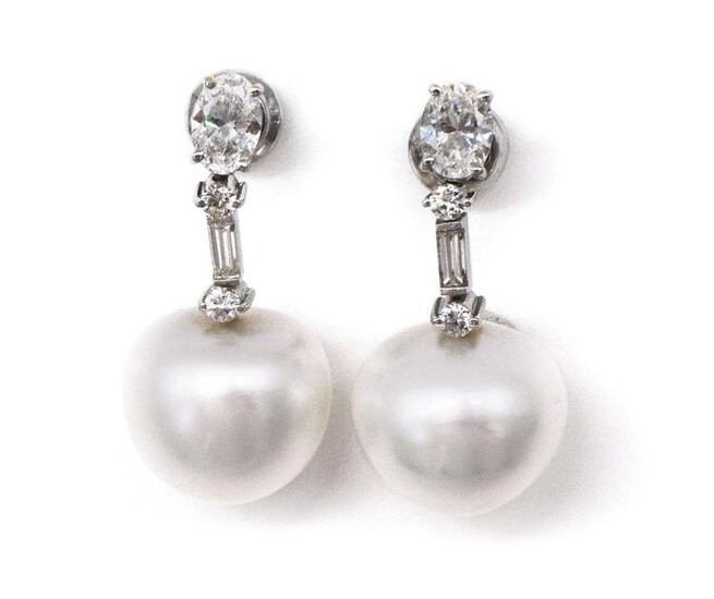 PAIR OF EARRINGS in 18K white gold retaining a large white pearl (untested) held by 4 brilliant-cut diamonds (oval, brilliant and baguette). Length: 3 cm. Gross weight : 12.76 gr. A diamond, pearl and gold necklace.