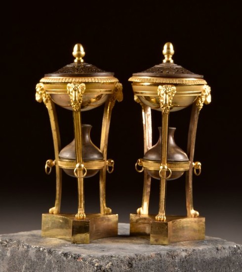 Pair of Parfum or Incense Burners - Louis XVI Style - Ormolu, Patinated bronze - 19th century