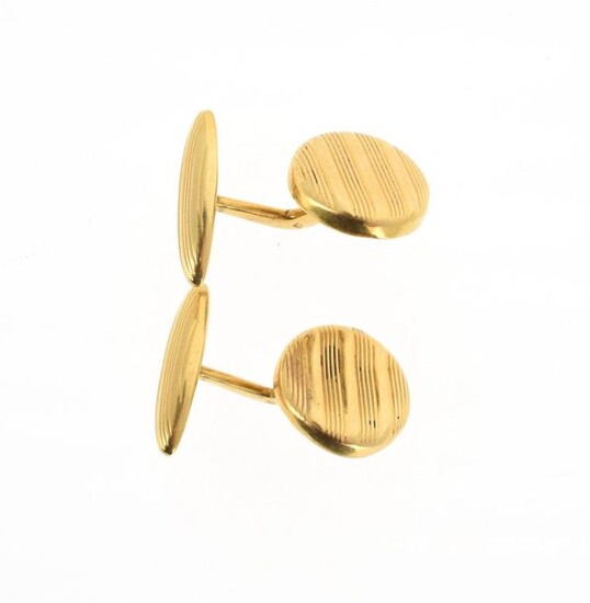 Pair of cufflinks in 18 K (750 °/°°) yellow gold, the circular table with striations decoration.