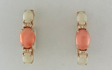 Pair of half-creols in 750°/°° gold set with alternating opal cabochons of coral and diamonds, gross weight: 4,94g