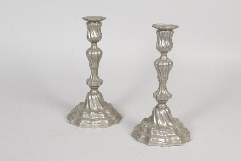 Pair of torches in silver plated bronze with twisted decoration, the base contoured. Foreign work from the late 18th or early 19th century. H : 28 cm