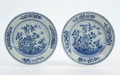 Paire d'assiettes en porcelaine de Chine du XVIIIe siècle à décor de jardin bleu et...
