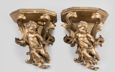 Paire de petites CONSOLES d'appliques en bois et stuc doré figurant deux anges musiciens dans...