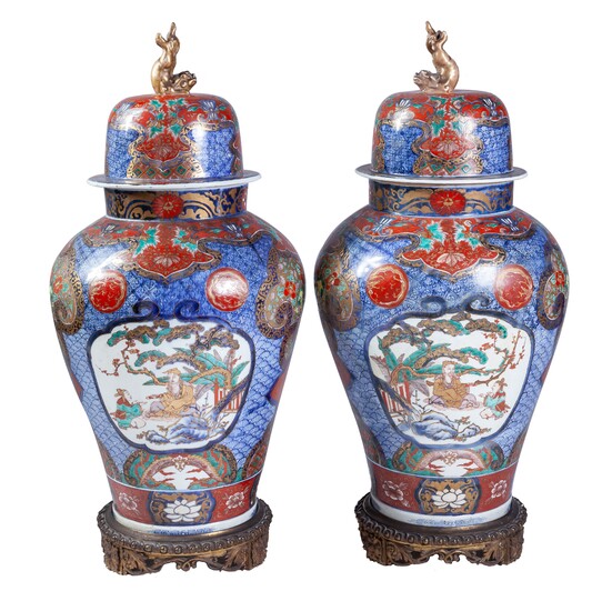 Paire de vases et couvercles en porcelaine japonaise Imari, sur des bases françaises en bronze...