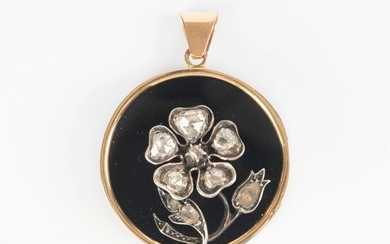 Pendentif en or sertie d'une plaquette d'onyx piquée d'une fleur en argent entièrement sertie de...