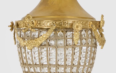 Plafonnier de style Louis XVI Laiton, partiellement doré et verre incolore. Corps en forme de...