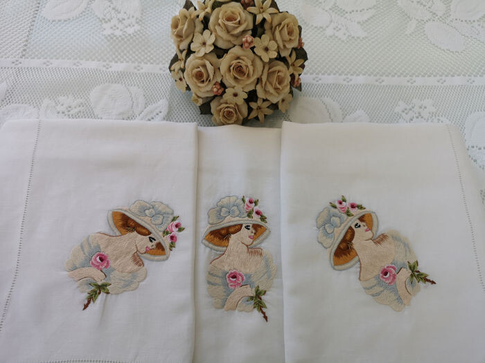 Pure linen embroidery ladies and flowers in full stitch by hand - Linen