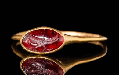 ROMAN REPUBLICAN GOLD RING WITH CARNELIAN INTAGLIO DEPICTING A PARROT