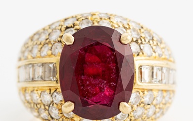 Ring in 18K gold with a faceted ruby and round brilliant- and baguette-cut diamonds