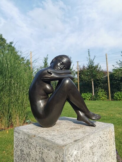 Sculpture of a daydreaming naked lady - Patinated bronze - recent