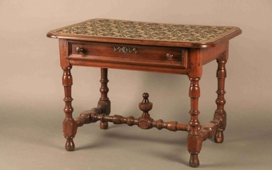 Small TABLE in walnut opening to a drawer. Turned H-shaped spacer leg with spinning top. Circa 1700. (modified top, small accidents) Height : 68 cm Width : 96 cm Depth : 68 cm