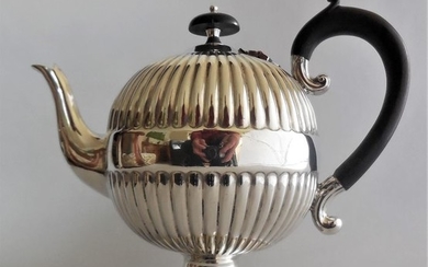 Teapot, Victorian era - .925 silver - Mappin & Webb, Sheffield- England - 1893