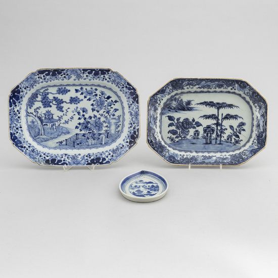 Three Chinese blue and white porcelain serving dishes, Qing dynasty, Qianlong (1736-1795) samt Jiaqing (1796-1820).