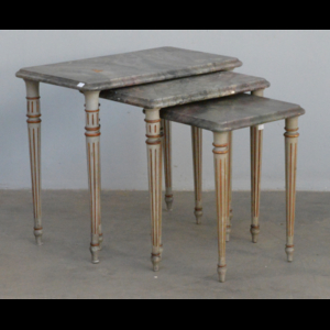 Tre tavolini da salotto in legno laccato con gambe rastremate e piani dipinti a finto marmo (difetti)
