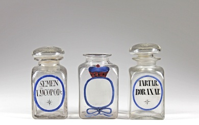 Trois pots à pharmacie. 18e/19e siècles, récipients carrés en verre blanc avec peinture et inscriptions...
