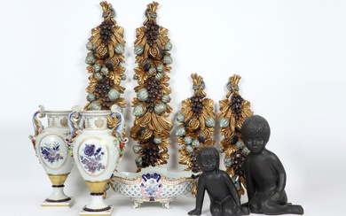 Varia avec deux paires de sculptures décoratives en fruits et feuilles, deux sculptures (garçon et...