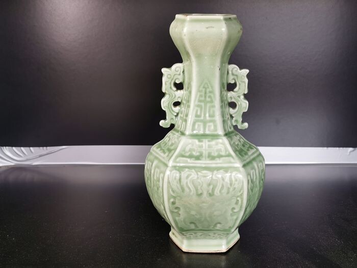 Vase (1) - Celadon - Porcelain - Animal face - Zeshoekige - China - Early 20th century