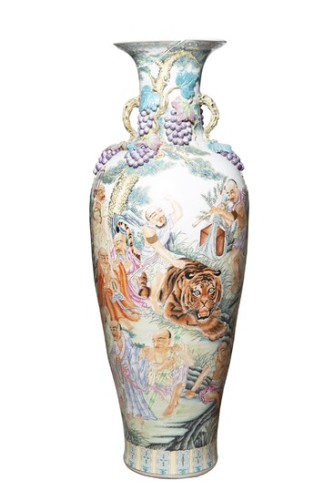 Vase en porcelaine de Chine à décor en famille rose des huit lohan