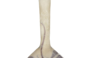Vase soliflore en verre multicouche signé Gallé. h. 17 cm