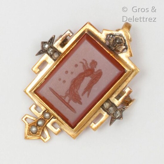 Yellow gold pendant, decorated with an intaglio on carnelian representing an angel in a circle of rose-cut diamonds and half pearls. Dimensions: 3.8 x 2.5cm. Rough weight : 6,7g.