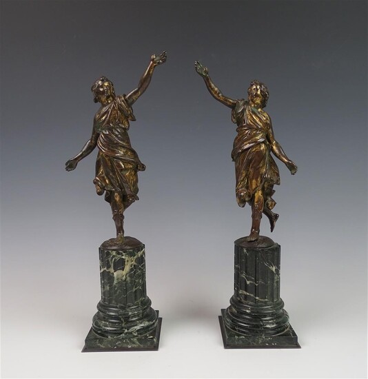 (-), stel bronzen sculpturen met voorstelling van staande...
