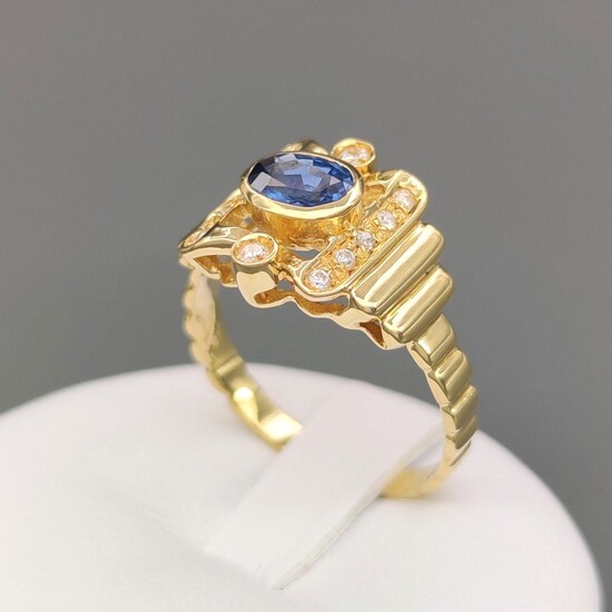 18 kt yellow gold ring with 0.70 ct sapphire and zircon