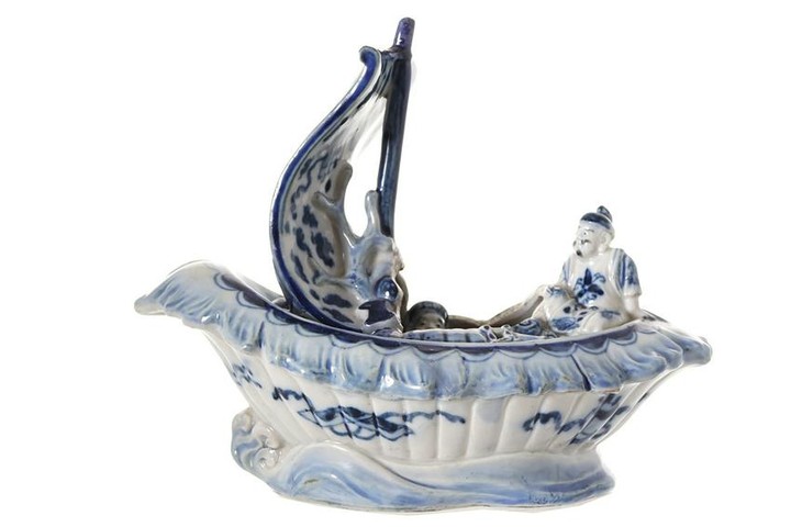 19TH-CENTURY CHINESE PORCELAIN BOAT