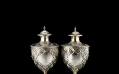 A pair of silver-gilt vases. London, 1783. Silversmith Robert Hennell I (h. cm 15.5 ca) (gr tot. 350 ca.) (defects)
