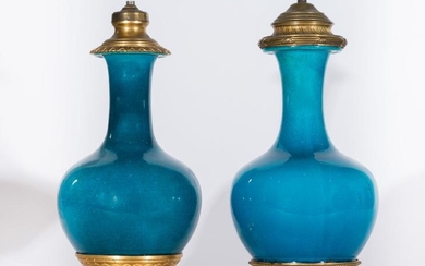 Arte Cinese A pair of turquoise glazed porcelain vases