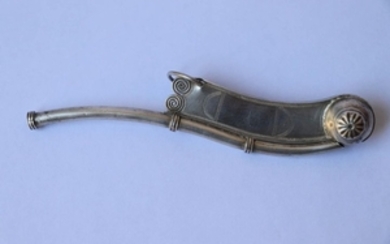 Sifflet de Gabier en métal argenté. Long. : 14 cm.