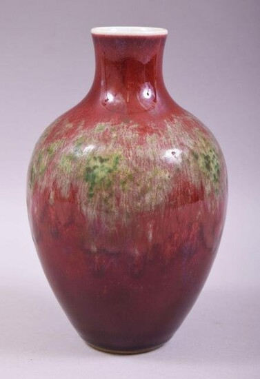 A CHINESE RED AND SPECKLED GREEN GLAZE PORCELAIN VASE