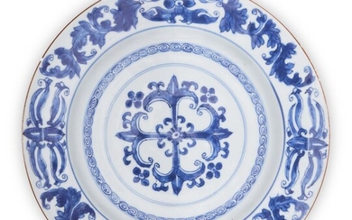 A Chinese porcelain blue and white plate, 18th century, painted to the central reserve with a stylised flowerhead inside a leafy floral border to the rim, 26.5cm diameter 十八世紀 中國青花外銷瓷盤