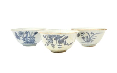 A GROUP OF THREE CHINESE BLUE AND WHITE BOWLS 明 青花盌一組三件