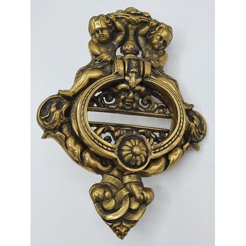 A LARGE SIZE EARLY 20TH CENTURY BRASS DOOR KNOCKER, in the V...
