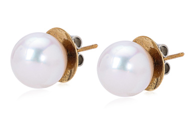 A PAIR OF CULTURED SOUTH SEA PEARL EARRINGS BY PASPALEY