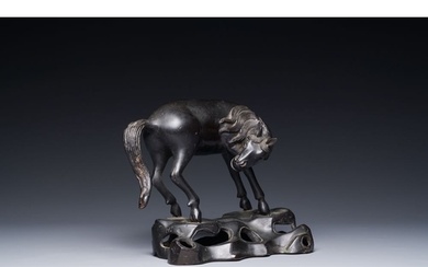 A rare Chinese bronze sculpture of a horse, Ming L.: 22 cm -...