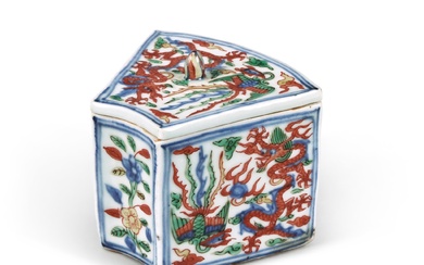 A wucai fan-shaped 'dragon and phoenix' box and cover, Mark...