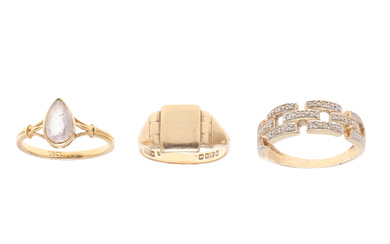 AN 18CT GOLD AND QUARTZ RING, AND TWO 9CT GOLD RINGS.