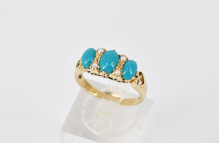 AN ANTIQUE STYLE RING