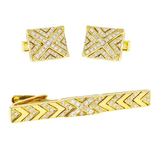 Adler, ensemble composé d'une paire de boutons de manchettes et d'une pince à cravate or 750 serties de diamants taille brillant, baguette