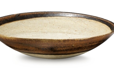 Alev Ebüzziya Siesbye: A large circular stoneware dish, partly decorated with brown glaze. H. 10.3–10.7 cm.