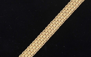 An 18 carat yellow gold bracelet.