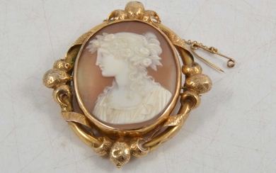 An oval carved shell cameo brooch.