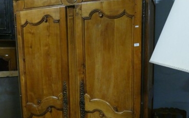 Armoire Louis XV en merisier poli (Ht 220 x 140 x 60cm)