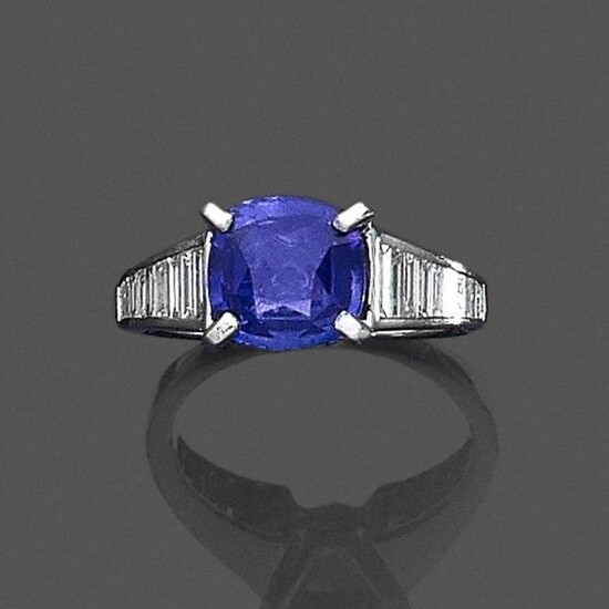 RING (750) white gold set with a cushion-shaped sapphire weighing...