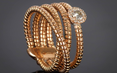 Bague cordage enlacé en or rose ornée d'un diamant d'environ 0,20 carat dans un entourage...